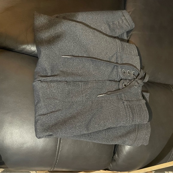 Lululemon men’s  Gray Athletic shorts, so soft and comfortable - Picture 7 of 9